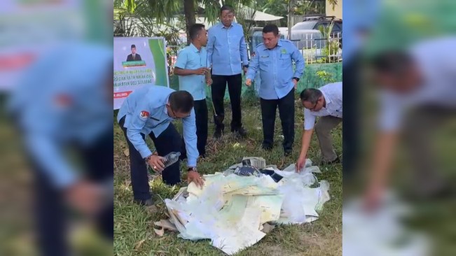 Petugas Kanwil Kemenag Deli Serdang musnahkan ribuan dokumen nikah kadaluarsa. [Dok. Humas Kanwil Kemenag Sumut]